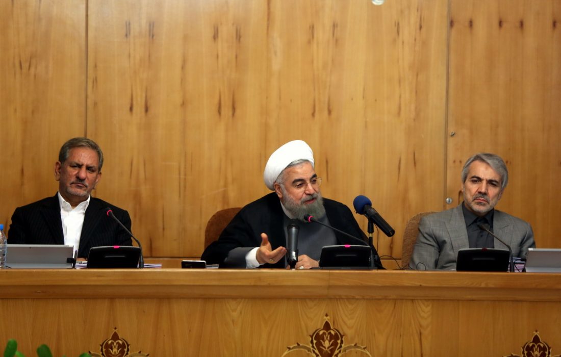 منظور روحانی از «کسانی که کشور را تعطیل کردند» چه کسانی بود؟