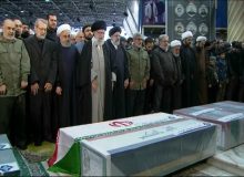 رهبر انقلاب بر پیکر شهیدسلیمانی و یاران مجاهد او اقامه نماز کردند