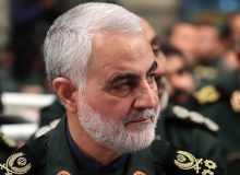 اهدای دست‌نوشته شهید سلیمانی به رهبر انقلاب
